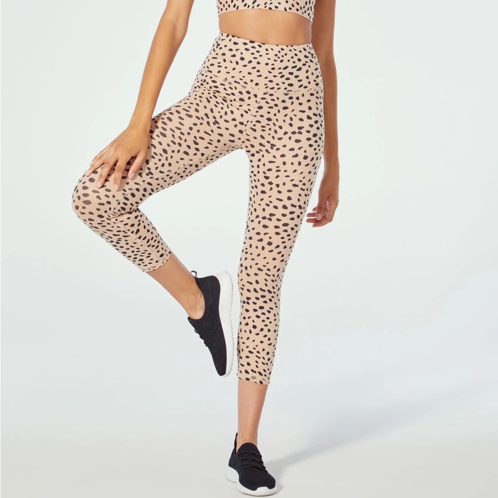 ELLIE ACTIVEWEAR || High-Waist Capri Legging in ‘Spot On’ Print - SZ XS ⭐️NWOT⭐️